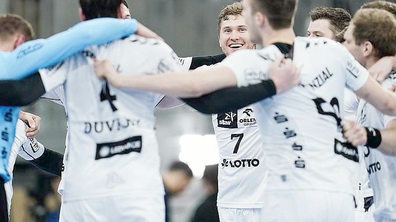 Spieler von THW Kiel feiern den Einzug in das DHB-Pokal-Halbfinale. Foto: Uwe Anspach/dpa