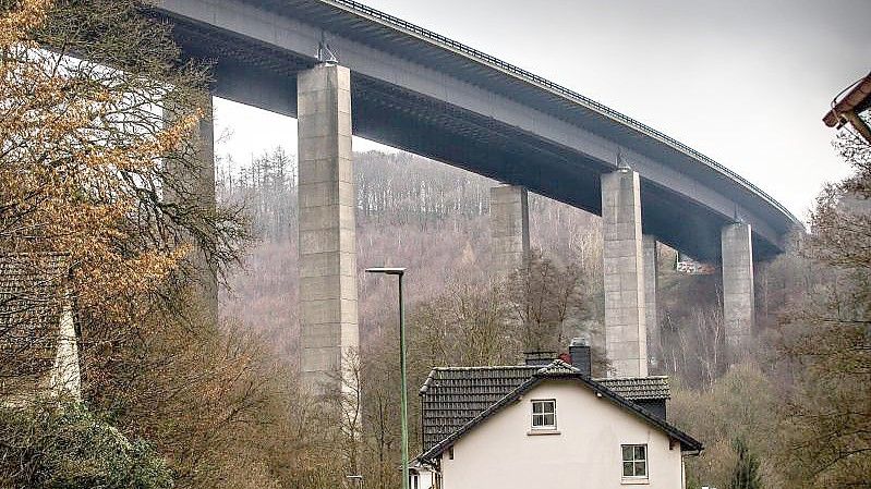 Die marode Talbrücke Rahmede muss in den kommenden Jahren komplett neu gebaut werden. Foto: Dieter Menne/dpa