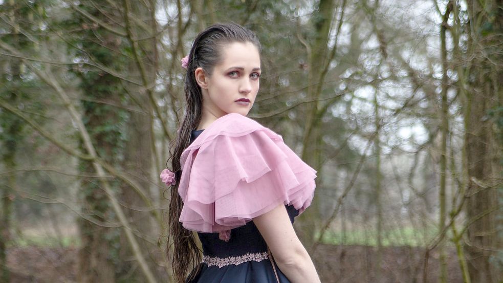 Ein Model posiert in einem Kleid. Foto: Saskia Stöhr