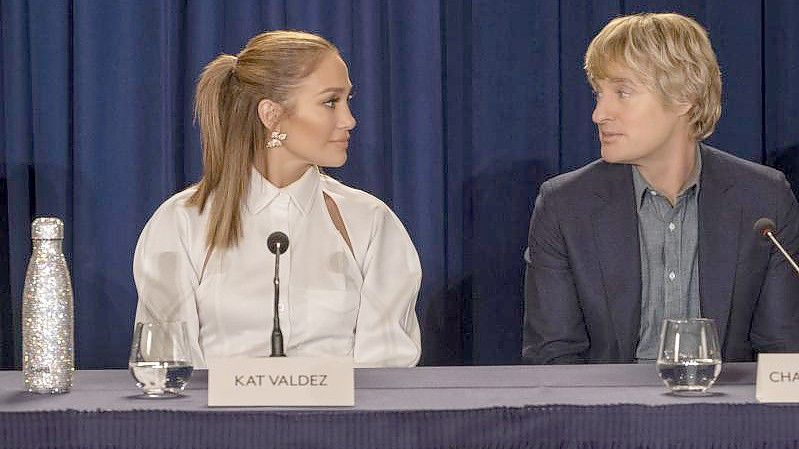 Jennifer Lopez (l) als Kat Valdez und Owen Wilson als Charlie Gilbert in einer Szene des Films "Marry me - Verheiratet auf den ersten Blick". Foto: Barry Wetcher/Universal Studios/dpa