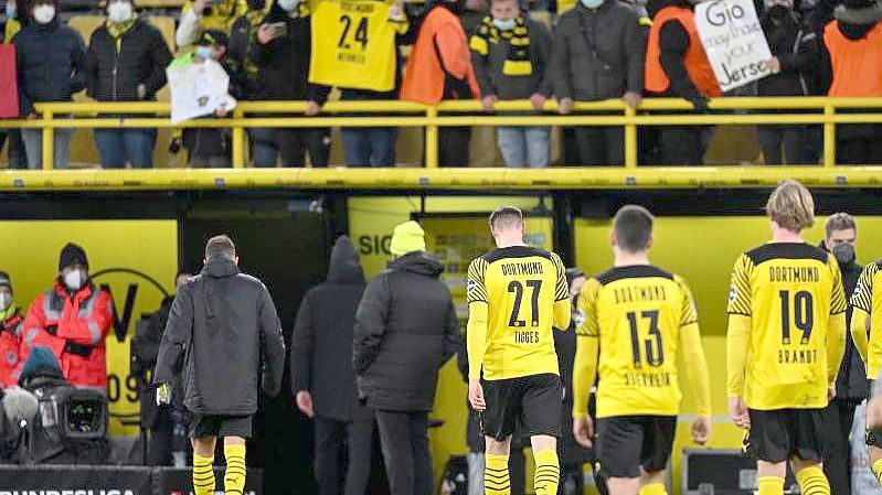 Nur zögerlich treten die BVB-Spieler nach der Niederlage im heimischen Stadion vor die Fans. Foto: Bernd Thissen/dpa