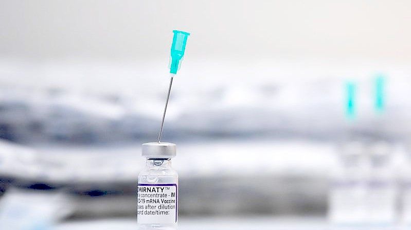 Impfampullen mit Biontech Impfstoff. Foto: Lino Mirgeler/dpa
