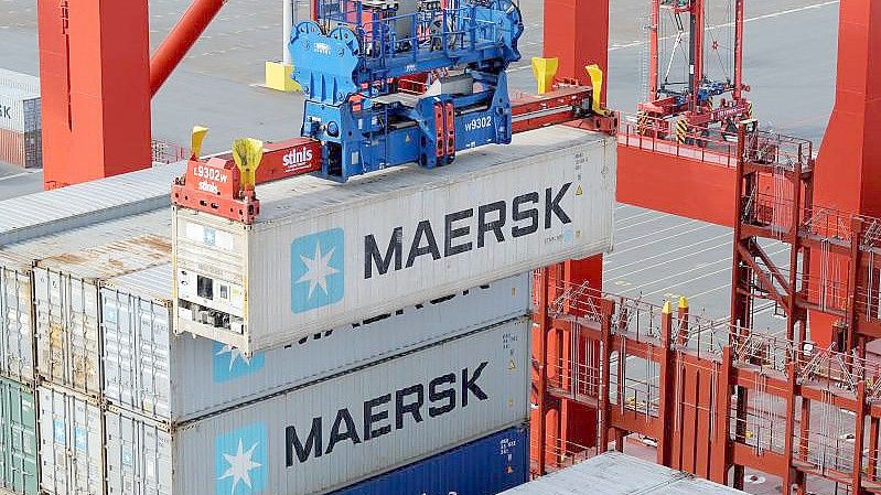 Laut einer Studie führen Klimaschutz-Versprechen großer Firmen oft in die Irre. Positiv schneidet demnach der dänische Logistikkonzern Maersk, mit einer „angemessenen Integrität“ ab - gefolgt von Apple, Sony und Vodafone mit „mäßiger“ Integrität. Foto: Ingo Wagner/dpa