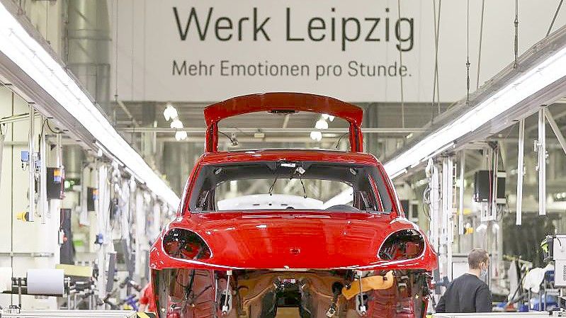 Ein Porsche Macan verlässt die „Interieur-Linie“ im Leipziger Porsche Werk. Foto: Jan Woitas/dpa-Zentralbild/dpa