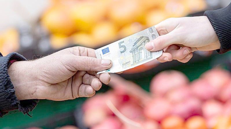 Laut Ifo-Institut werden viele Unternehmen aufgrund höherer Energie- und Beschaffungskosten ihre Preise erhöhen. Foto: Moritz Frankenberg/dpa