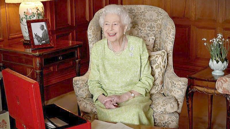 Königin Elizabeth II. in einem Zimmer auf dem Landsitz Sandringham. Die Queen sitzt vor einer der legendären roten Aktentaschen, in der sie fast täglich Informationen über politische Ereignisse in Großbritannien erhält. Foto: Chris Jackson/Buckingham Palace /PA Media/dpa
