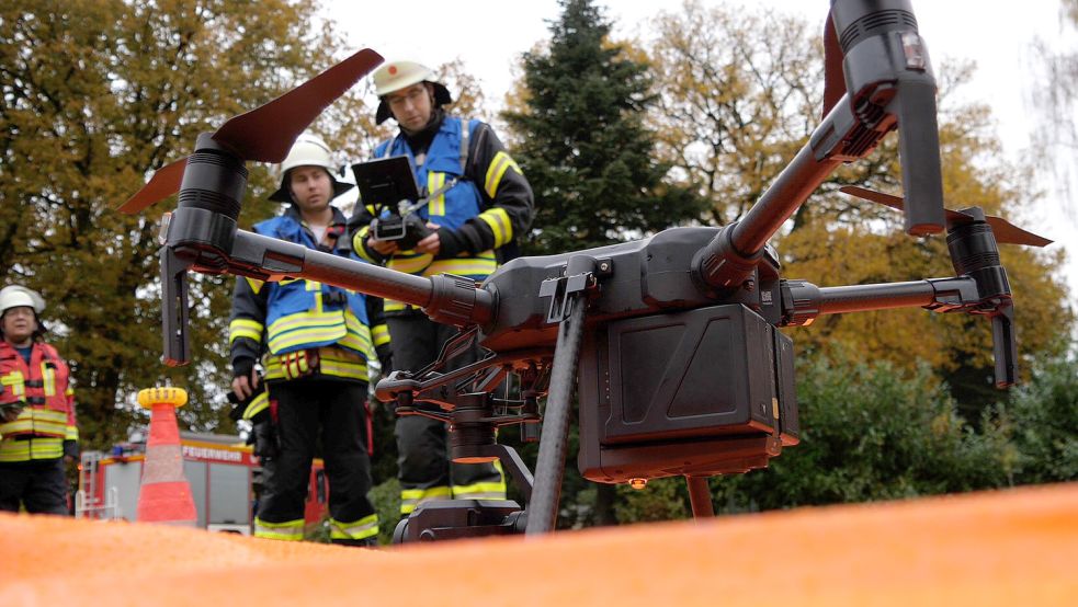 Die Polizei Aurich suchte in der Nacht zusammen mit Feuerwehrkräften und der Suchhundestaffel des DRK nach einer vermissten Frau. Dabei kam auch die Drohnenabteilung der Feuerwehr Wiesmoor zum Einsatz. Archivfoto: Mohr