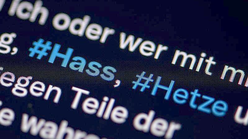 Nach der Tötung von zwei Polizisten geht Rheinland-Pfalz gegen Hass und Hetze im Internet vor. Foto: Fabian Sommer/dpa