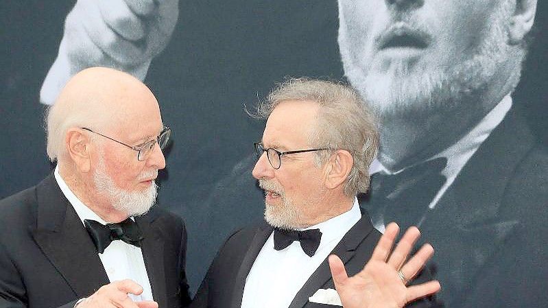 US-Filmkomponist John Williams (l) mit Regisseur Steven Spielberg bei einer Gala 2016. Foto: picture alliance / Nina Prommer/EPA/dpa