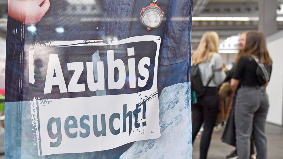 „Azubis gesucht“: In Ostfriesland gibt es mehr Lehrstellen als Auszubildende. Foto: DPA