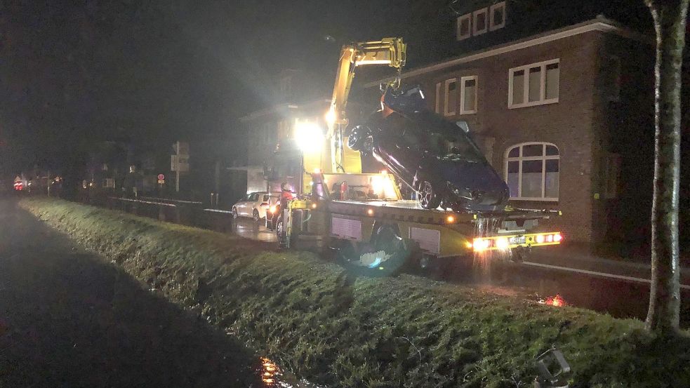 Durch die Wucht des Auffahrunfalls wurde ein Fahrzeug in den Kanal geschoben. Das Auto wurde vom Abschleppdienst aus dem Wasser gezogen. Fotos: Kruse