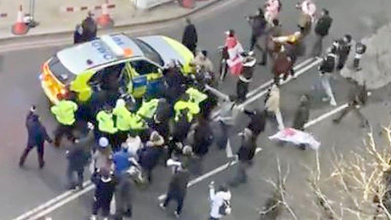 Das Videostandbild zeigt Zusammenstöße zwischen der Polizei und Demonstranten in Westminster. Weil er von einem wütenden Mob bedrängt wurde, hat die Polizei den britischen Oppositionsführer Starmer in Sicherheit bringen müssen. Foto: Conor Noon/PA Media/dpa