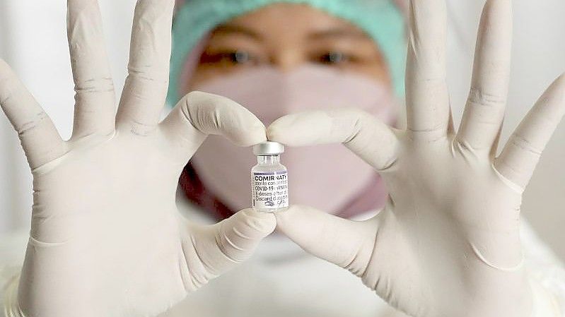 Ein Fläschchen des Impfstoffs Comirnaty der Firma Pfizer. Foto: Tatan Syuflana/AP/dpa