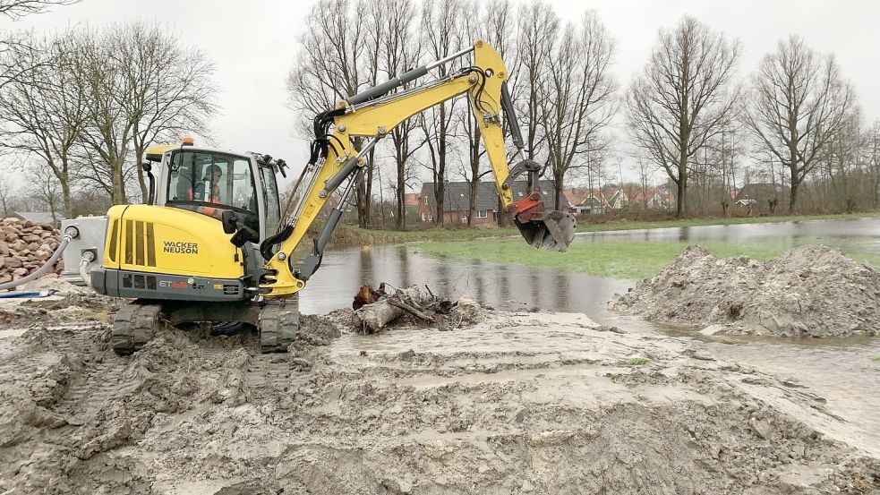 Ein Bagger des Betriebshofes Aurich musste schnell einen Abfluss für das Regenwasser schaffen. Foto: Feuerwehr