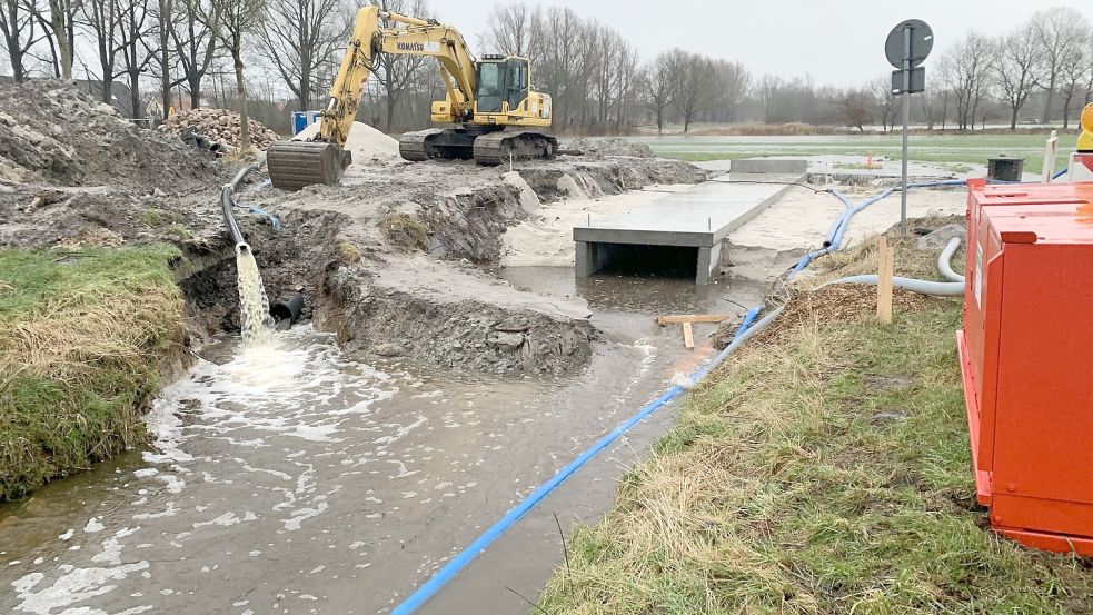 Für die Arbeiten an einem neuen Durchlass war ein Damm angelegt worden. Pumpen wurden der Wassermassen aber nicht Herr. Foto: Feuerwehr