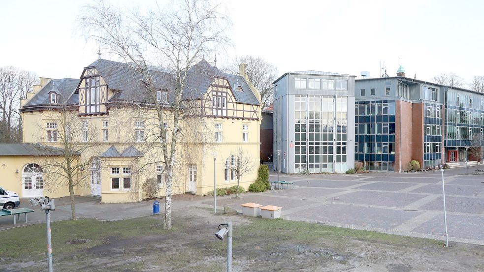 Der ehemalige Kreisbahn-Bahnhof gehört als „Bahnanum“ zum Auricher Gymnasium Ulricianum. Foto: Romuald Banik