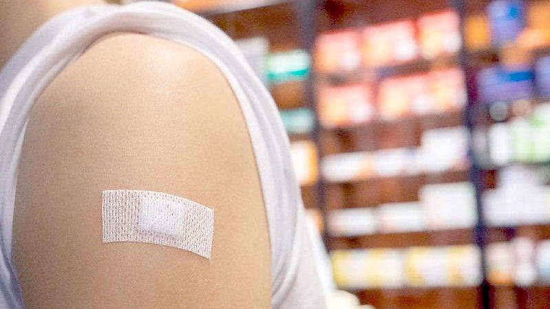 Eine Schülerin nach ihrer Impfung gegen das Coronavirus in einer Apotheke in Mainz. Foto: Sebastian Gollnow/dpa