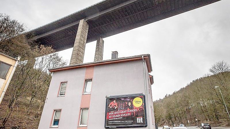 In diesem Haus, das unter der maroden A45-Brücke Rahmede steht, wohnt Ersan Acar seit 2010. Foto: Dieter Menne/dpa