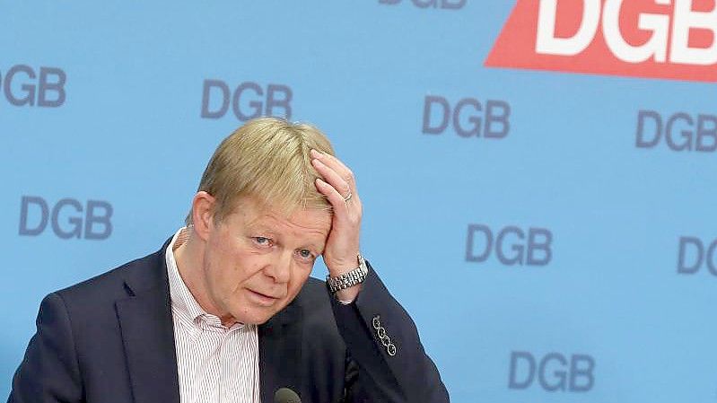 Reiner Hoffmann, Vorsitzender des DGB, nimmt an der digitalen DGB-Jahrespressekonferenz teil und beantwortet Fragen von Journalisten. Foto: Wolfgang Kumm/dpa