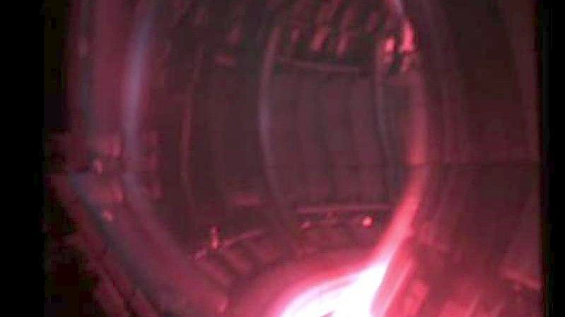 Das Bild zeigt den Plasma-Puls im Inneren der Kernfusions-Versuchsanlage JET (Joint European Torus) (Bestmögliche Bildqualität). Foto: EUROfusion consortium/dpa