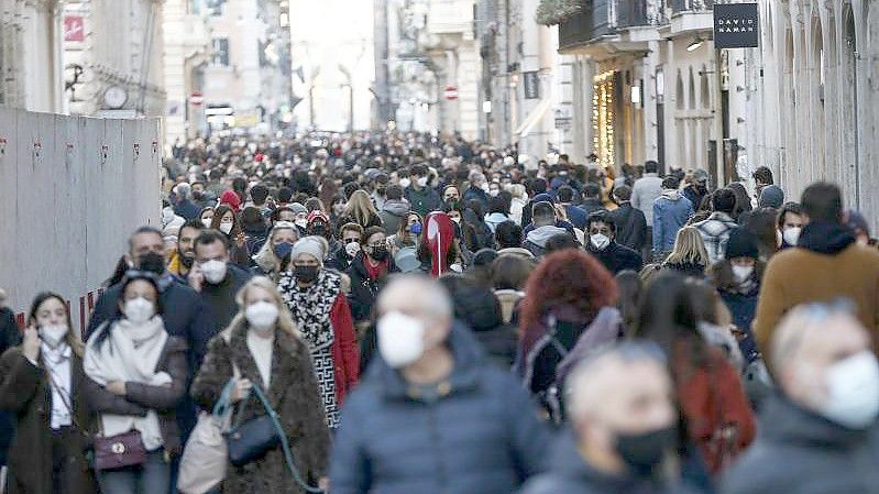 Menschenmenge in Rom in einer Einkaufstraße: Ab Freitag müssen die Menschen in weiten Teilen des Landes draußen keine Masken mehr tragen, wenn sie den Mindestabstand einhalten können. Foto: Cecilia Fabiano/LaPresse/ZUMA/dpa