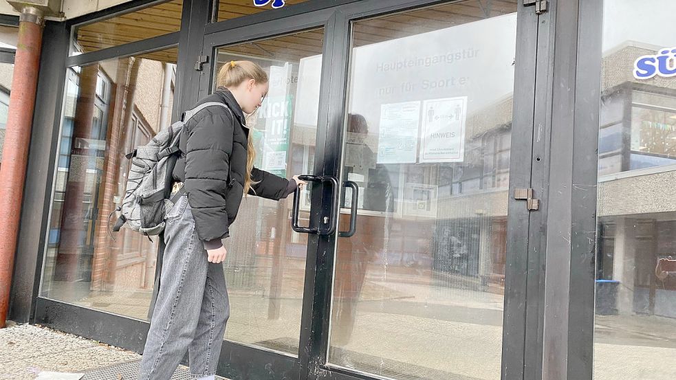 Abgeschlossen: Ab April steht die Hermann-Bontjer-Halle in Moorhusen Schulen und Sportvereinen vorerst nicht mehr zur Verfügung. Foto: Holger Janssen