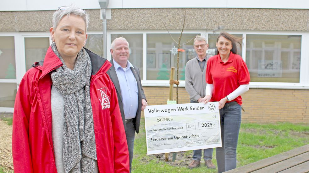 Birgit de Haan (von links) und Gerhard Matscheizigk vom Sozialausschuss des Emder VW-Betriebsrates übergaben den symbolischen Scheck an Schulleiter Werner Knippelmeyer und Daria Hildebrandt vom Förderverein. Zwei Sitzgruppen und fünf junge Bäume sind im Innenhof schon vorhanden. Foto: Karin Böhmer