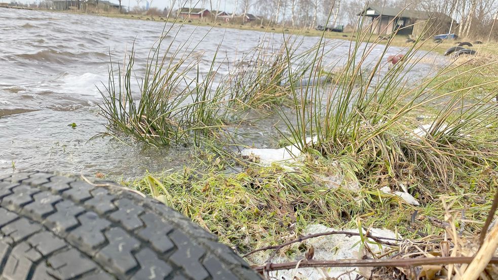 Noch am Donnerstag, als sich die Lage bereits wieder beruhigt hatte, war der hohe Wasserstand am Großen Meer zu beobachten. Foto: Holger Janssen