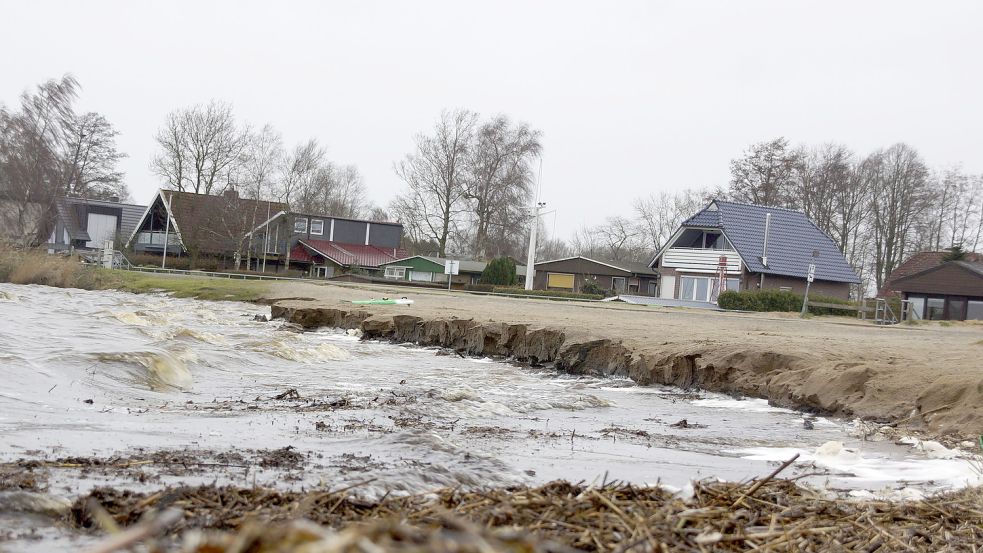 Teile des Badestrandes am Großen Meer wurden weggespült. Foto: Holger Janssen