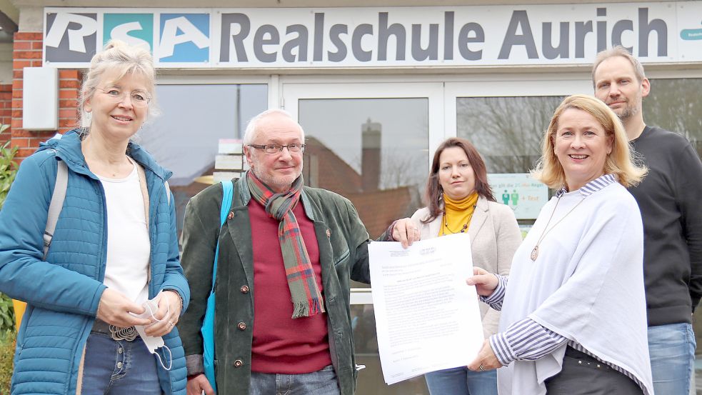 Heike-Maria Pilk (von links) und Jörg Köhler vom Verein „Aurich zeigt Gesicht“ bei der Übergabe des offenen Briefes an die Schulleitung der Realschule, vertreten von Bianka Klempin, Kathrin Peters und Volker Bigalski. Foto: Heino Hermanns