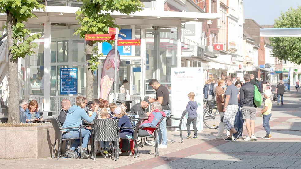 Durch ein Förderprogramm soll die Stadt für Besucher attraktiv bleiben. Mehrere Fraktionen und die Kaufleute sehen vor allem den Bedarf, Aufenthaltsqualität in der Fußgängerzone zu schaffen. Die Cafés am Marktplatz sorgten schon im vergangenen Jahr für ein belebtes Bild. Foto: Romuald Banik
