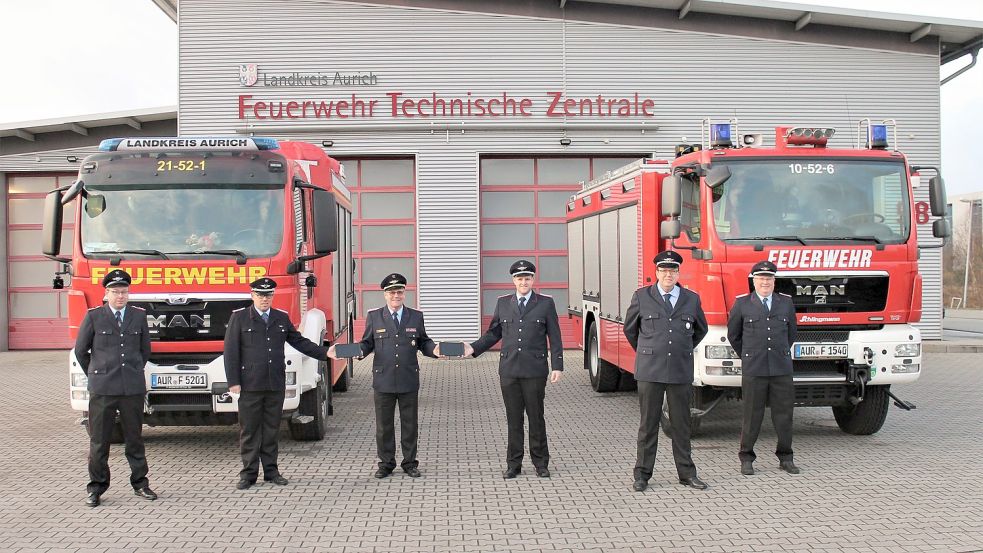 Bei der Übergabe dabei waren Manuel Tamminga (von links) und Zugführer der Feuerwehr Norden, Focko Schuhmann, Kreisbrandmeister des Landkreises Aurich, Dieter Helmers, Jann Gerdes, stellvertretender Ortsbrandmeister der Feuerwehr Sandhorst sowie Gruppenführer Rüstwagen Harald Wilms und Günter Wilts, Ortsbrandmeister der Feuerwehr Sandhorst. Foto: Manuel Goldenstein