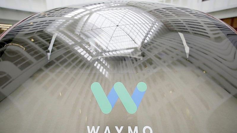 Das Logo der Google-Schwesterfirma Waymo auf der Scheibe eines fahrerlosen Autos. Waymo hat die Zahl ihrer selbstfahrenden Autos in Kalifornien im 2021 stark gesteigert. Foto: Eric Risberg/AP/dpa