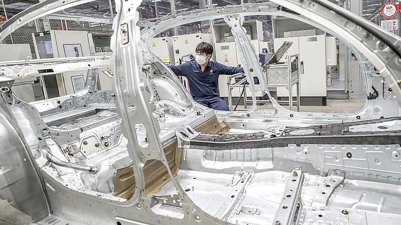 Ein Mann arbeitet im Tiexi-Werk von BMW Brilliance Automotive (BBA). BMW hat die Mehrheit an dem Gemeinschaftswerk mit dem chinesischen Autobauer Brilliance in China übernommen. Foto: Pan Yulong/XinHua/dpa