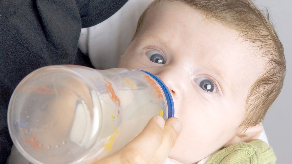 Babys vertragen oft nur eine spezielle Säuglingsnahrung. Foto: dpa/ Armin Weigel