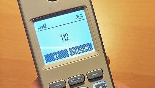 Die Notruf-Nummer auf dem Display eines Telefons. Foto: Feuerwehr