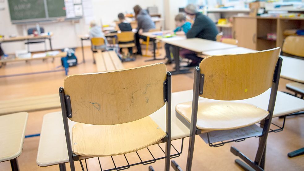In vielen Klassenräumen im Landkreis Aurich bleiben momentan Stühle leer: Die Omikron-Welle trifft viele Kinder und Jugendliche. Foto: DPA