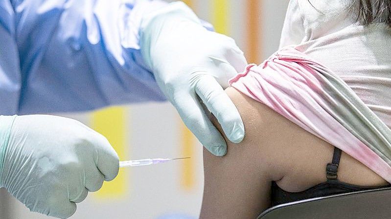 Eine Frau wird im Impfzentrum Berlin-Tegel gegen das Coronavirus geimpft. Foto: Fabian Sommer/dpa