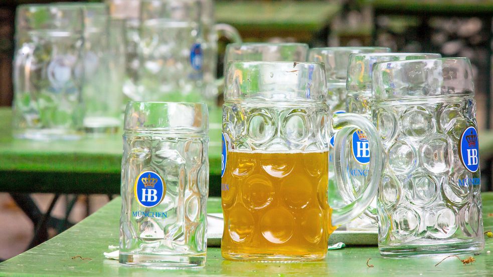 Leere Bierkrüge im Biergarten Foto: Peter Kneffel / dpa