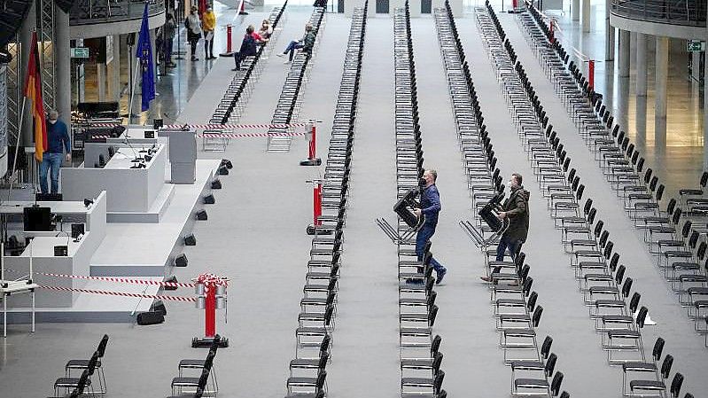 Helfer bereiten das Paul-Löbe-Haus für die Bundesversammlung am Sonntag vor. Foto: Kay Nietfeld/dpa