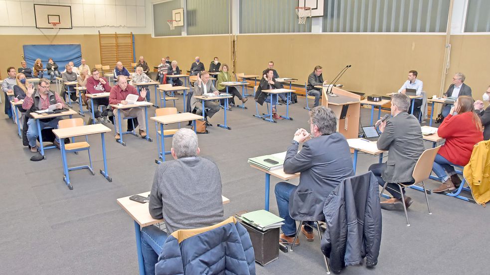 Zum ersten Mal tagten Politiker in der nach dem Arzt und früheren Turnvereinsvorsitzenden Dr. Adolf Schomerus benannte Sporthalle in Marienhafe. Foto: Thomas Dirks