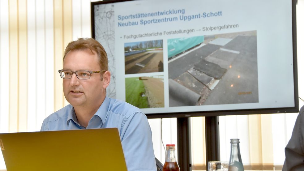 Bauamtsmitarbeiter Markus Schwarz (hier in einer Ausschusssitzung im Juli 2021) stellte die Kostenschätzung zum Sportplatz auch dieses Mal vor. Foto: Thomas Dirks