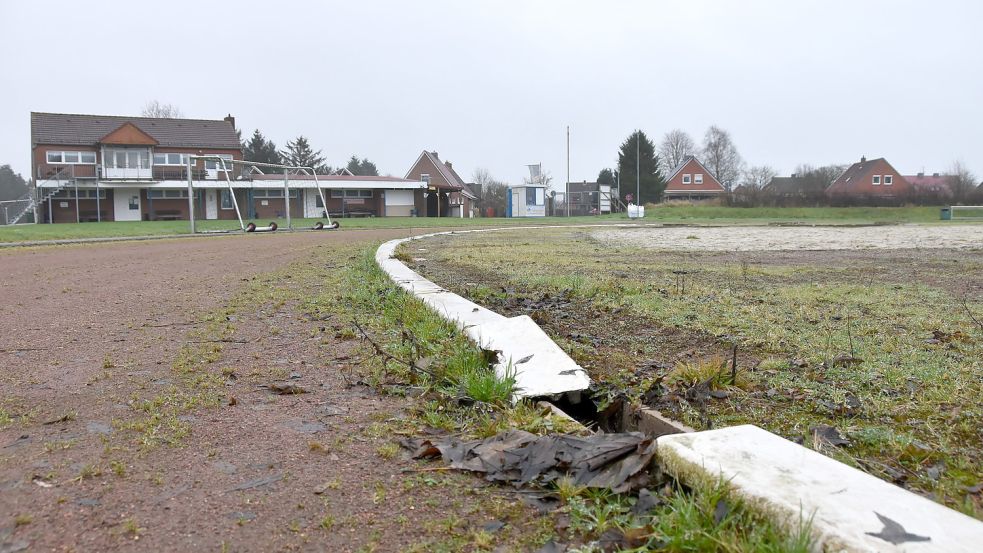 •Die Sportanlagen in Upgant-Schott sind nach wie vor in einem schlechten Zustand. Foto: Thomas Dirks