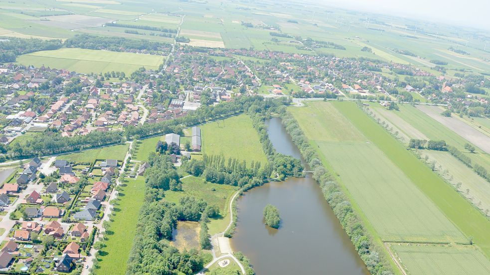 Nördlich des Baggersees am Tjücher Moortun in Marienhafe (im Bild parallel rechts zu den Wasserflächen) soll die neue zentrale Sportstätte entstehen. Foto: Thomas Dirks