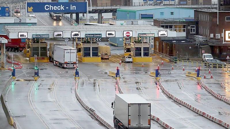 Lastwagen fahren zum Check-in in das Terminal am Hafen von Dover. Foto: Gareth Fuller/PA Wire/dpa