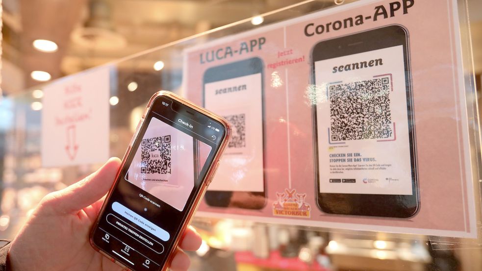 Ein Barcode, der mit der Luca-App zur Kontaktnachverfolgung gescannt werden kann, hängt in vielen Cafés und Restaurants im Kreis. Foto: Romuald Banik