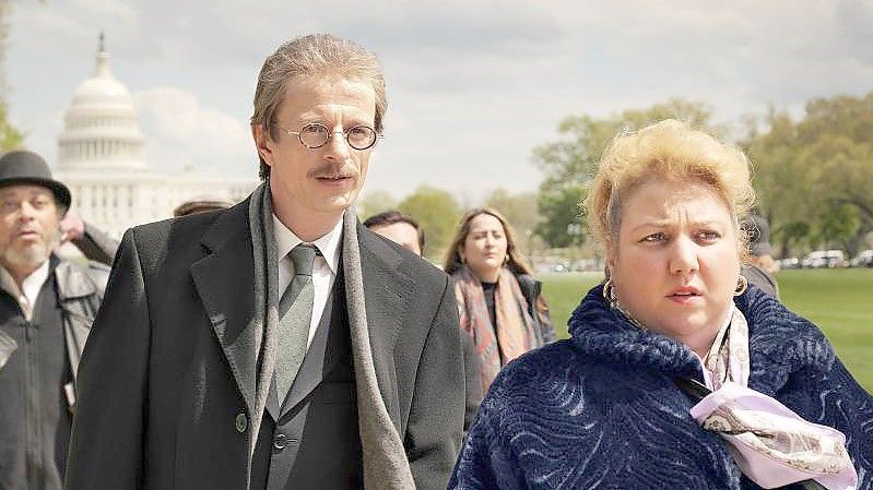 Alexander Scheer (l) und Meltem Kaptan in einer Szene des Films „Rabiye Kurnaz gegen George W. Bush“ (Deutschland/Frankreich, undatierte Filmszene). Foto: Andreas Hoefer/Pandora Film/Berlinale/dpa