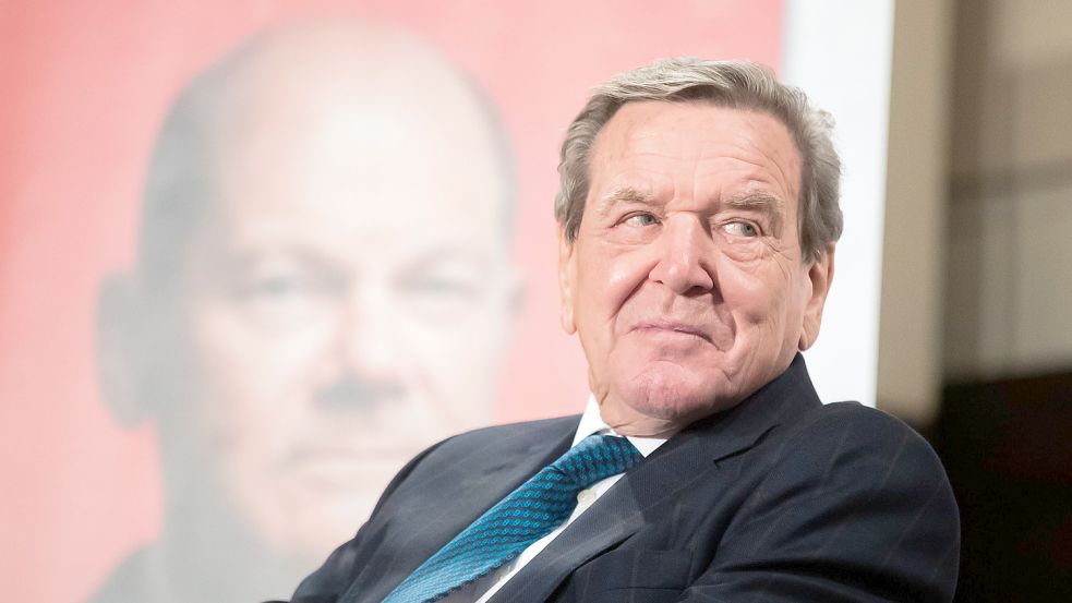 Altkanzler Gerhard Schröder (SPD) nahm im Dezember vergangenen Jahres an der Vorstellung der Biografie über Olaf Scholz, „Der Weg zur Macht“, teil. Foto: DPA