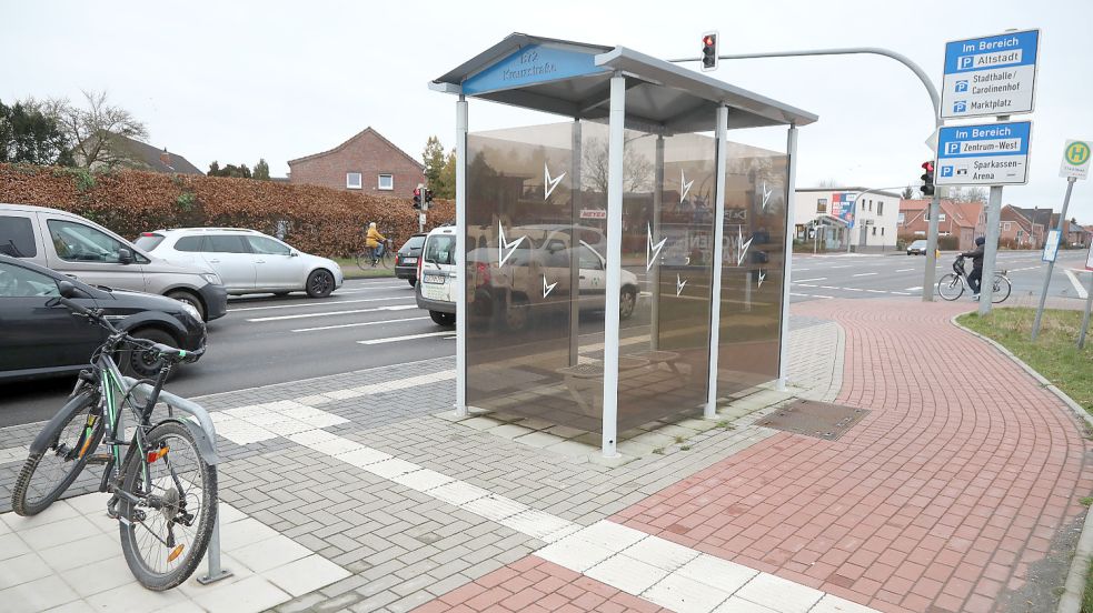 Die barrierefreien Bushaltestellen im Kreisgebiet, hier an der B72/Kreuzstraße, sind mit transparenten Wartehäuschen und Fahrradbügeln ausgestattet. Foto: Romuald Banik