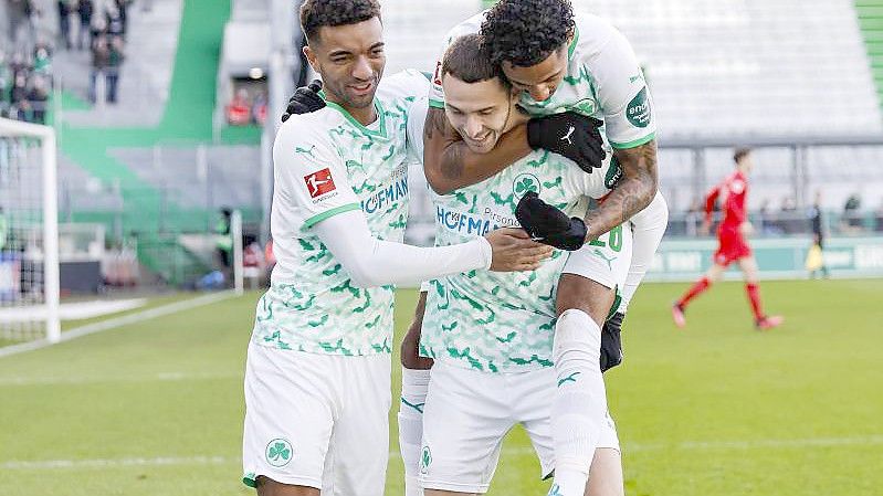 Der Fürther Branimir Hrgota (M) bejubelt in der 1. Minute seinen Treffer zum 1:0 mit seinen Mitspielern. Foto: Daniel Löb/dpa